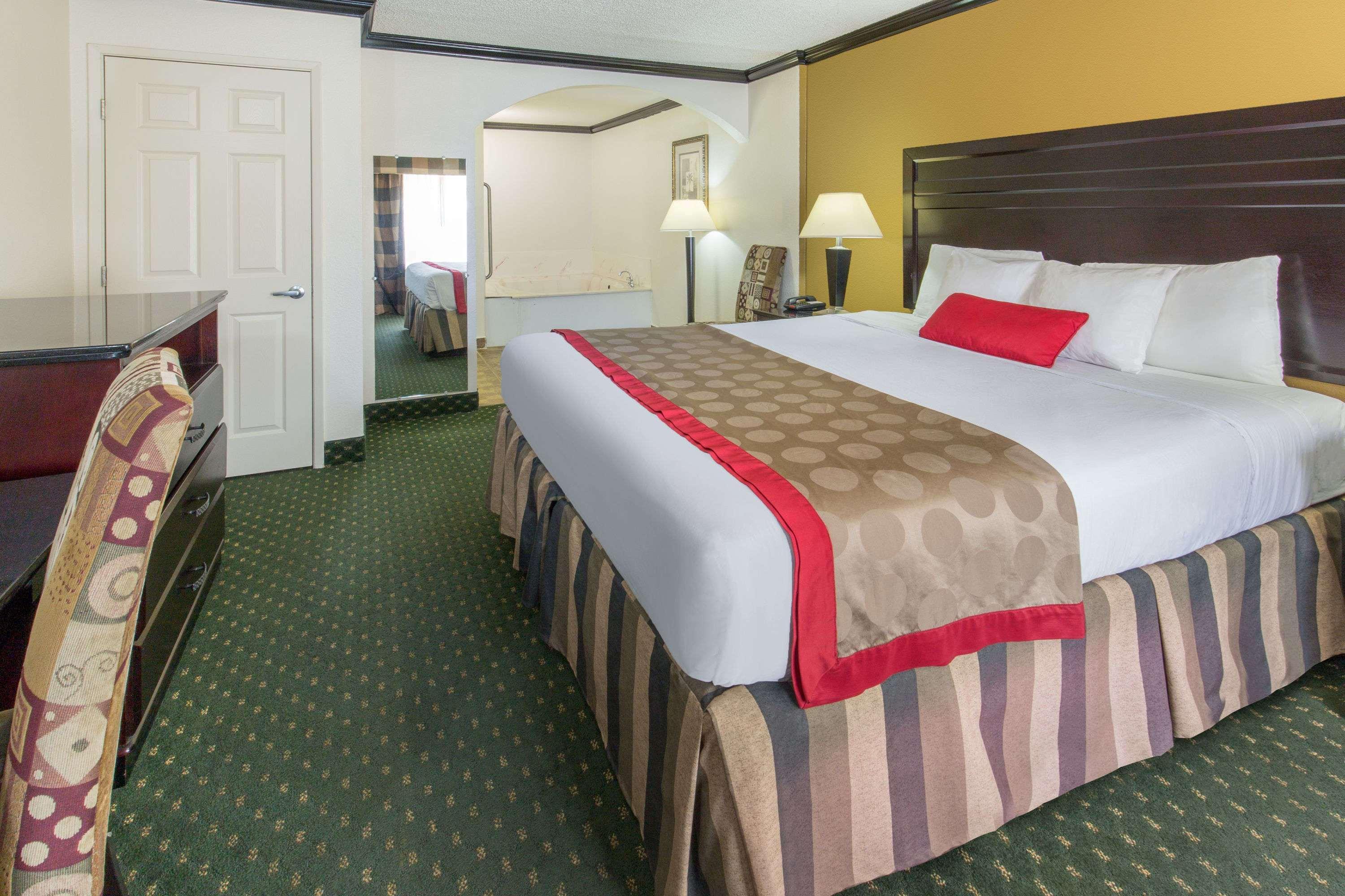 Ramada By Wyndham Ontario Hotel Kültér fotó