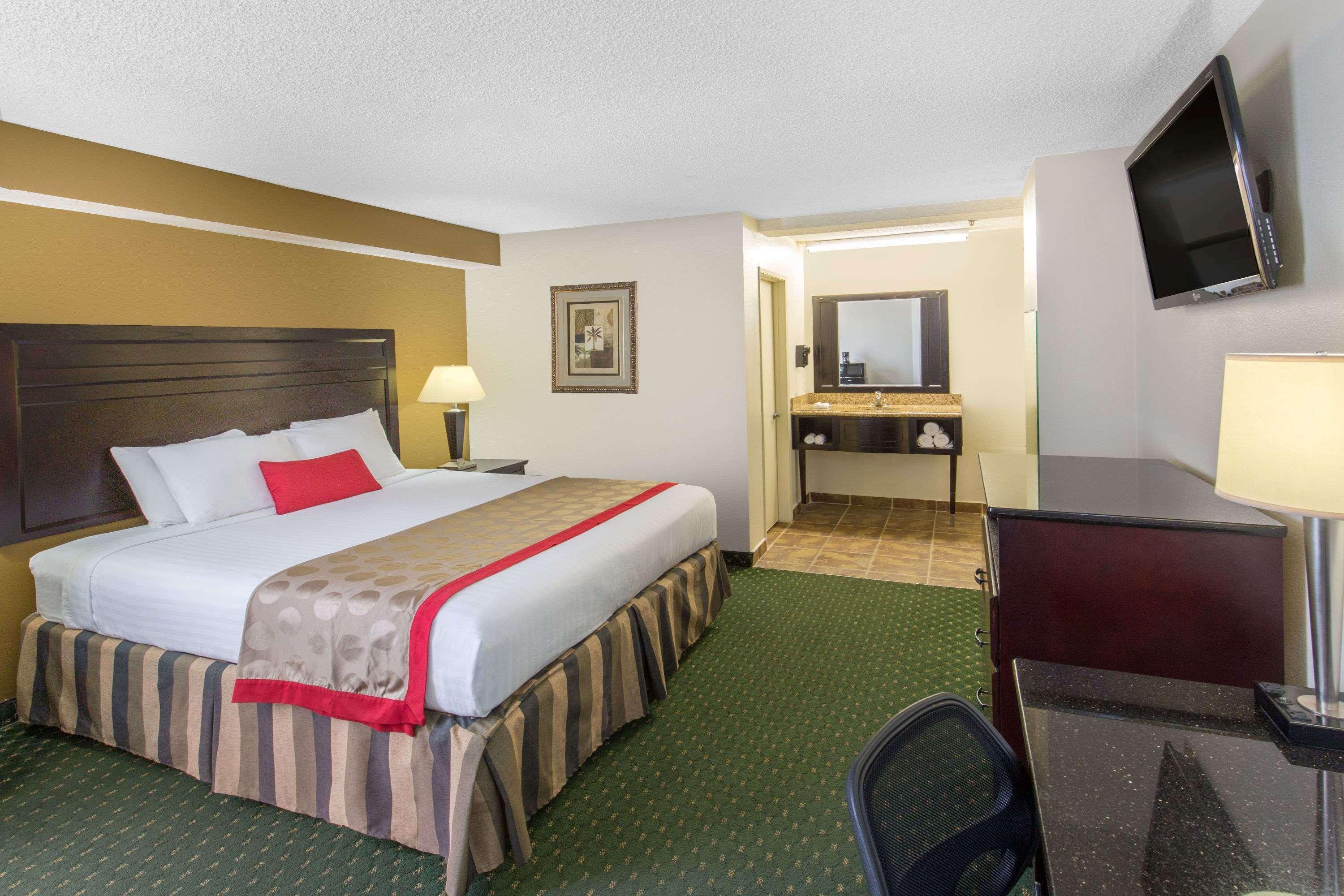 Ramada By Wyndham Ontario Hotel Kültér fotó
