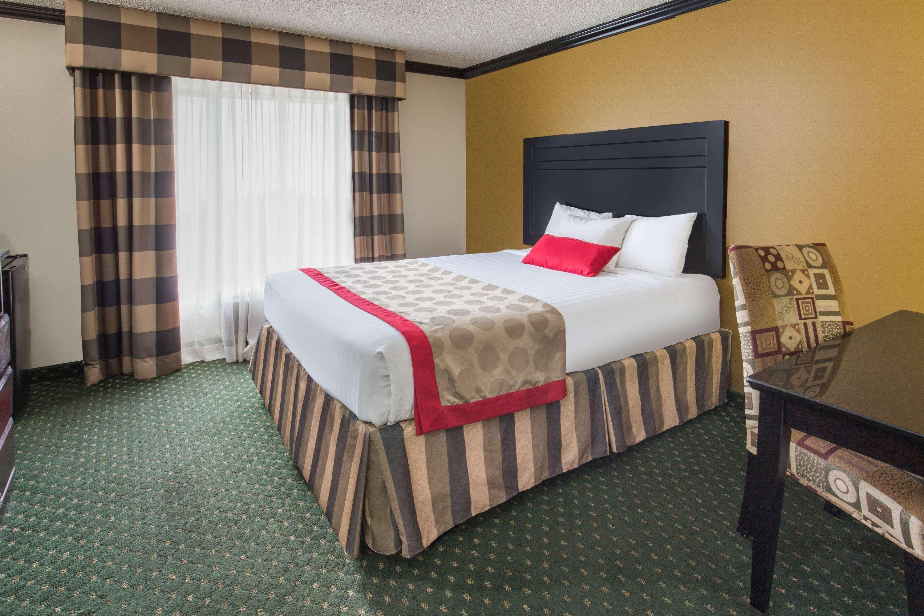 Ramada By Wyndham Ontario Hotel Kültér fotó