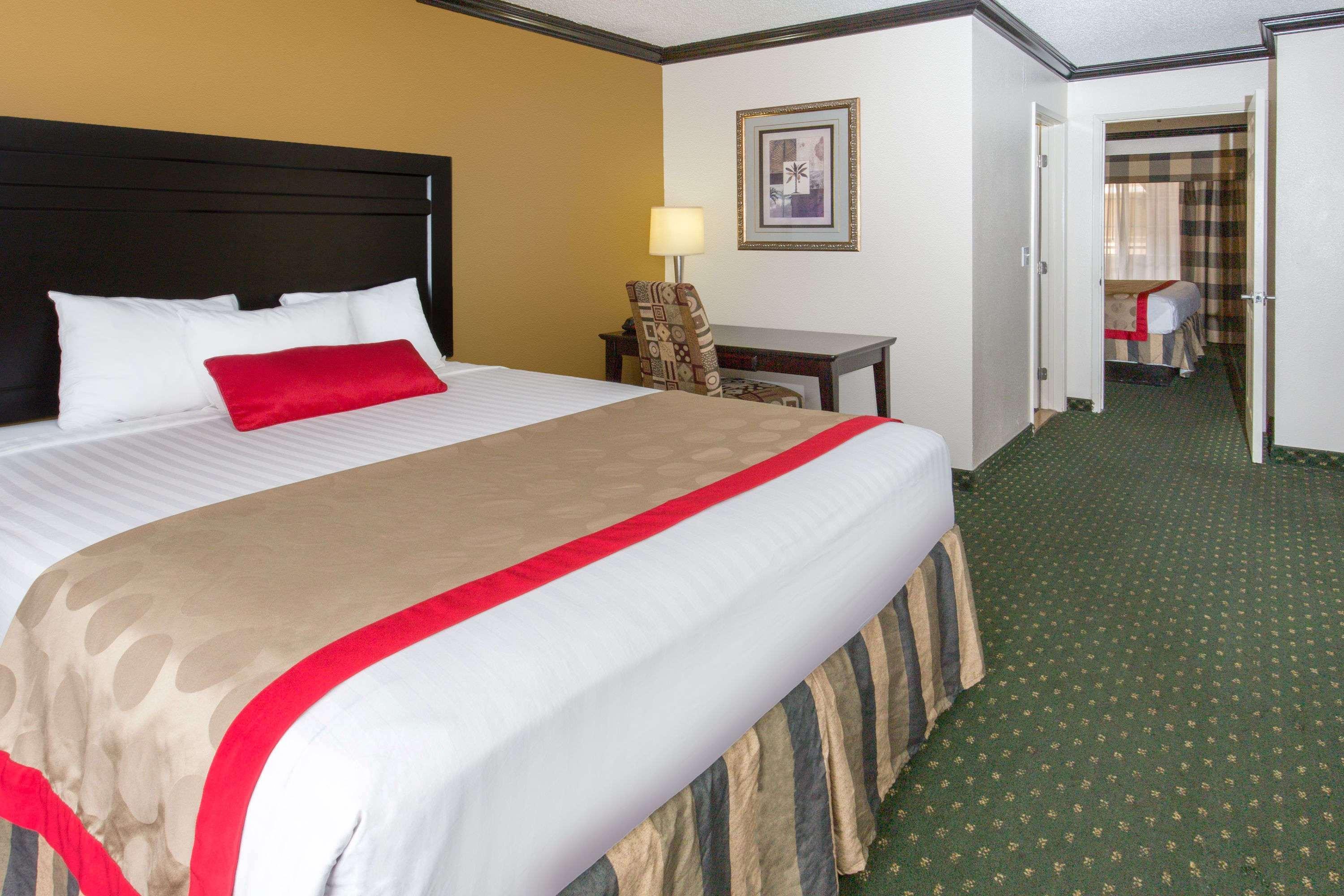 Ramada By Wyndham Ontario Hotel Kültér fotó
