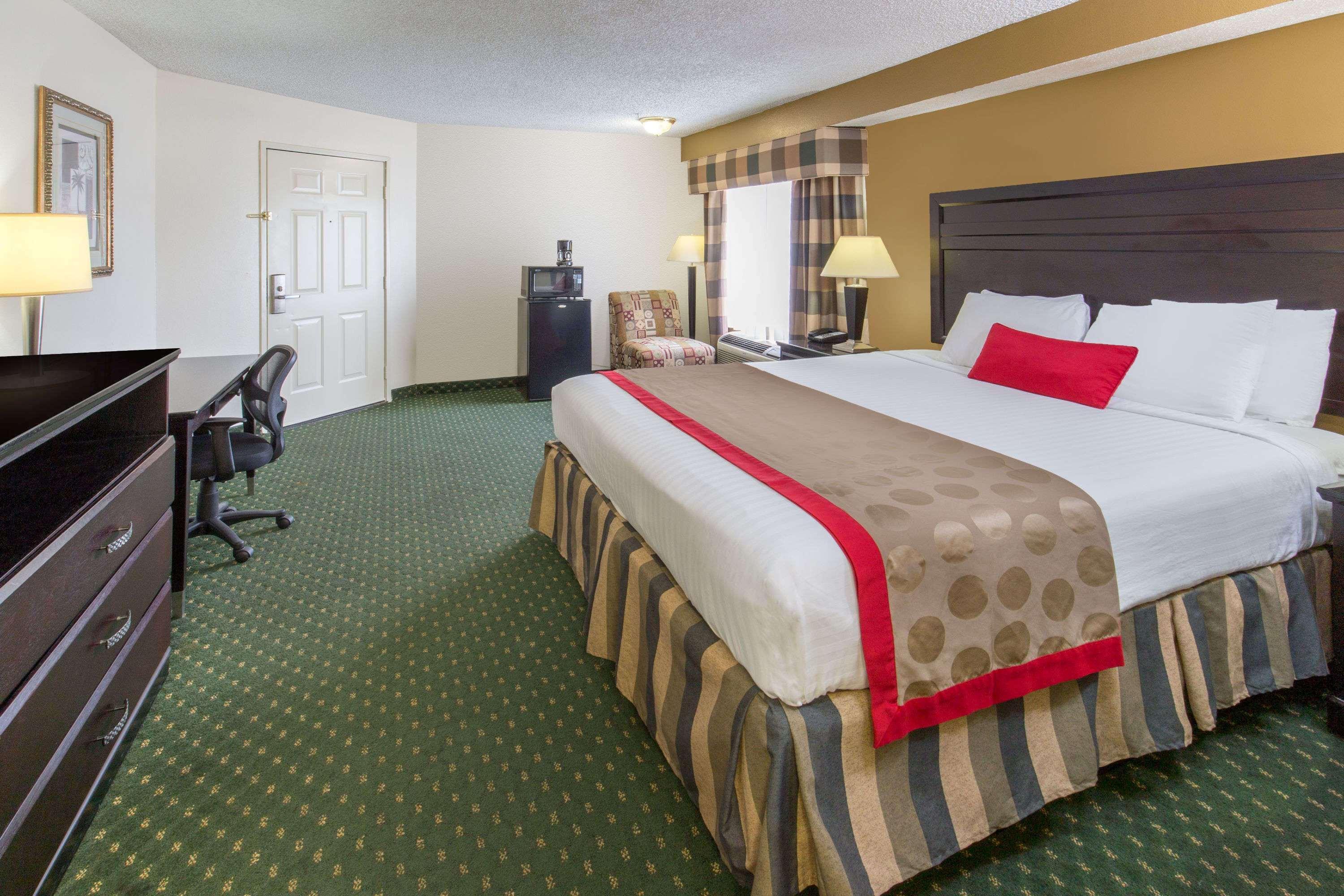 Ramada By Wyndham Ontario Hotel Kültér fotó
