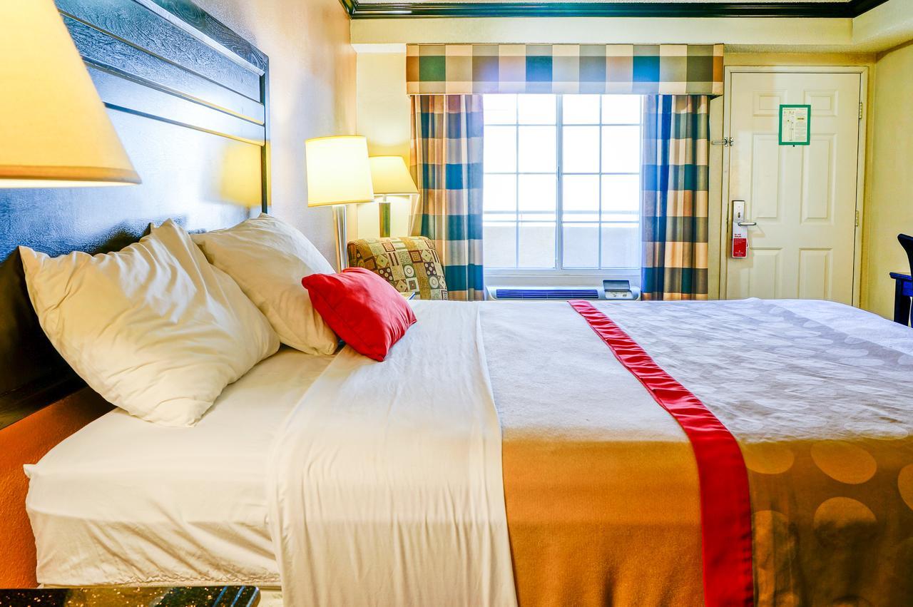 Ramada By Wyndham Ontario Hotel Szoba fotó